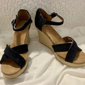 NWOT TOMS Black and Tan Wedge Sandals with Ankle Strap